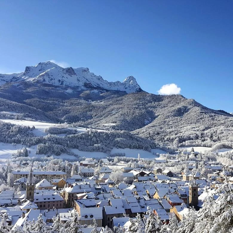 Barcelonnette sous la neige face aux sommets de la vallée de l'Ubaye