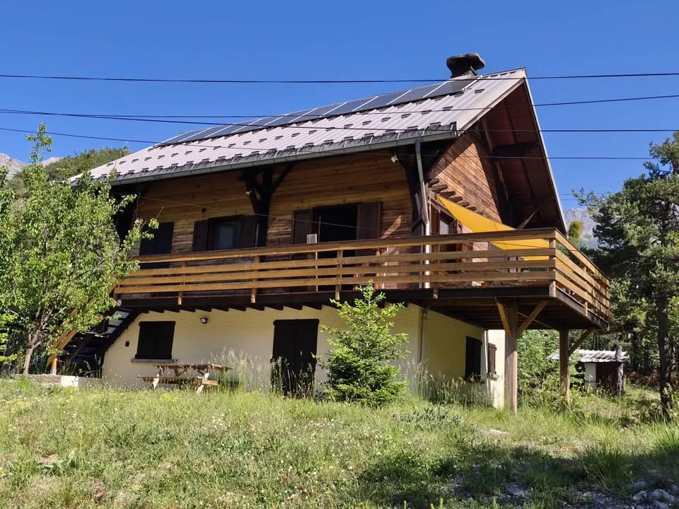 Façade du chalet et sa grande terrasse en bois