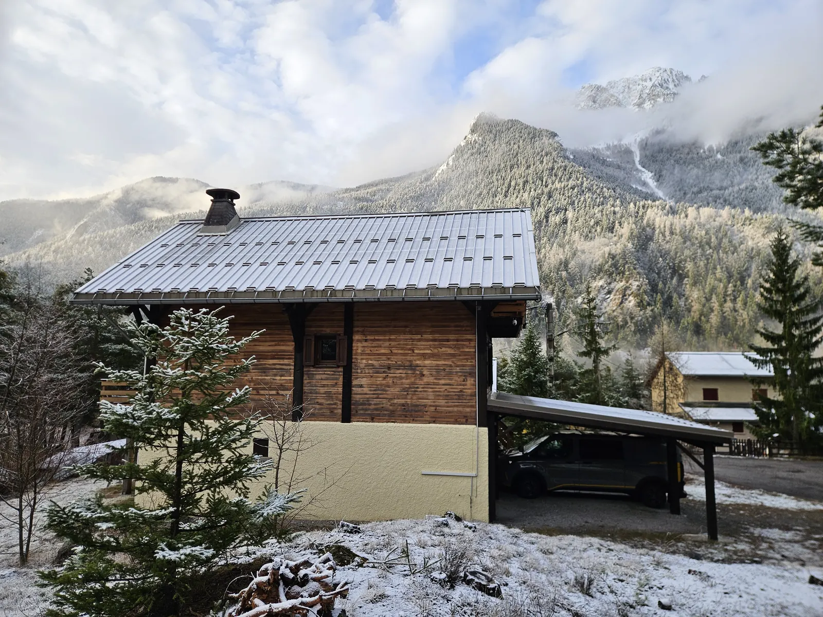 Le chalet face aux montagnes enneigées de la vallée de l'Ubaye