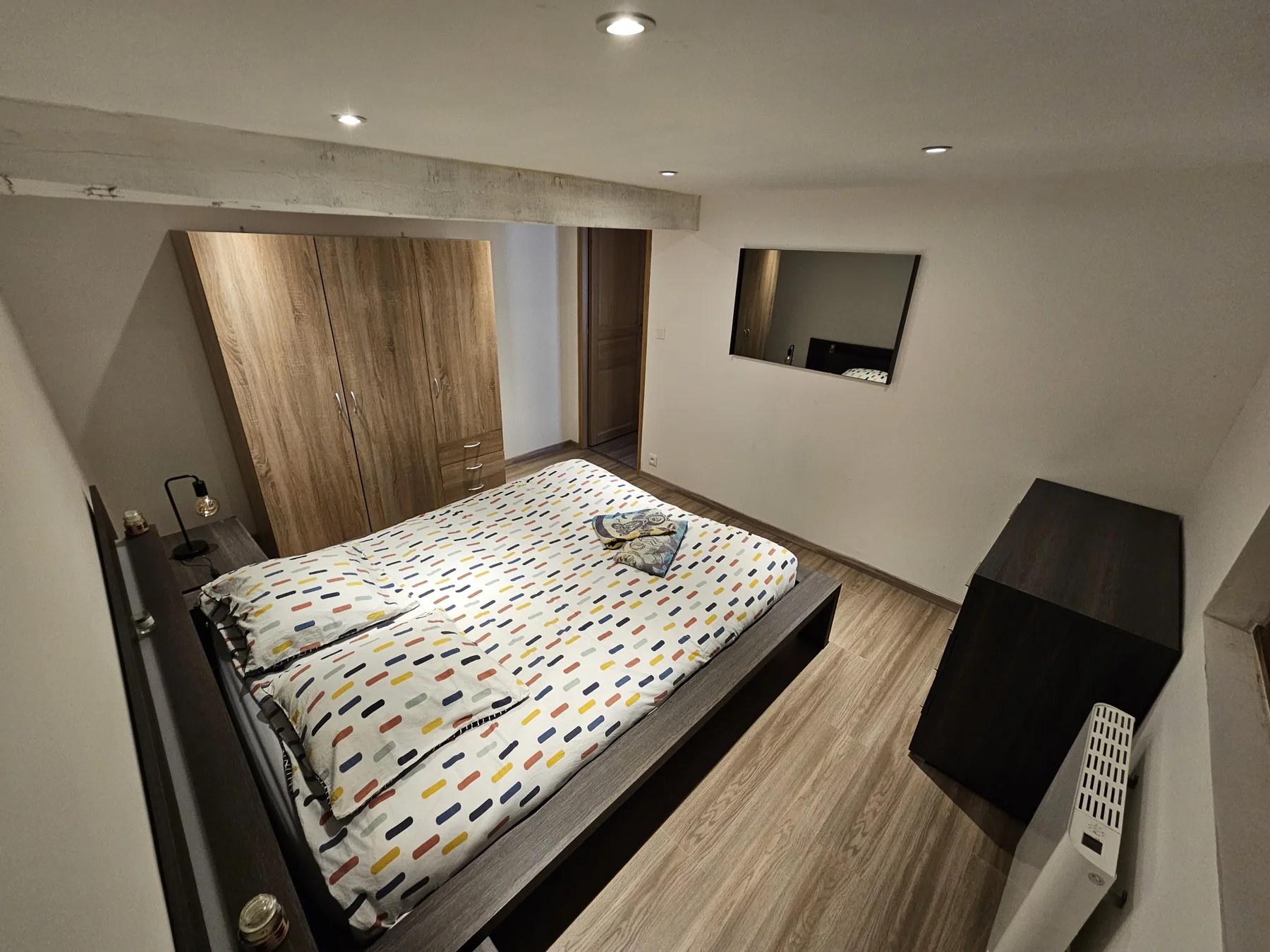 Autre vue de la chambre et de ses rangements