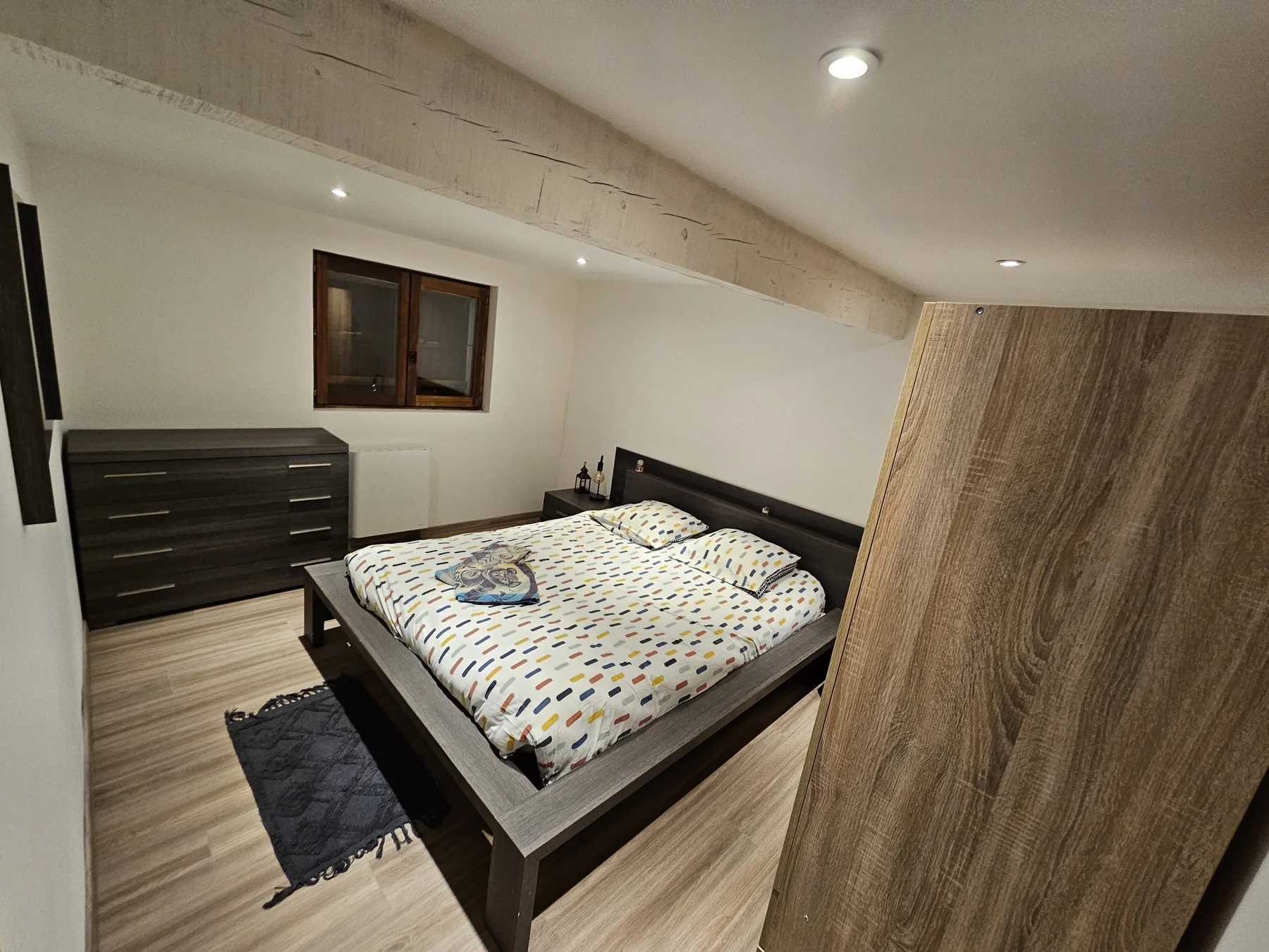 Chambre avec lit double et rangements