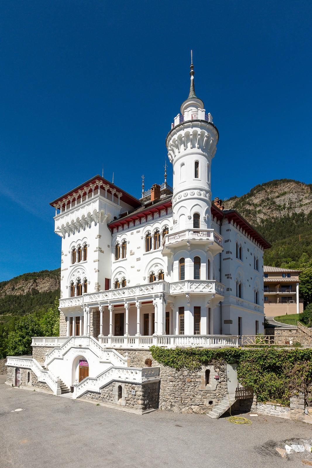 Le Château des Magnans et sa tour blanche à Jausiers dans la Vallée de l'Ubaye