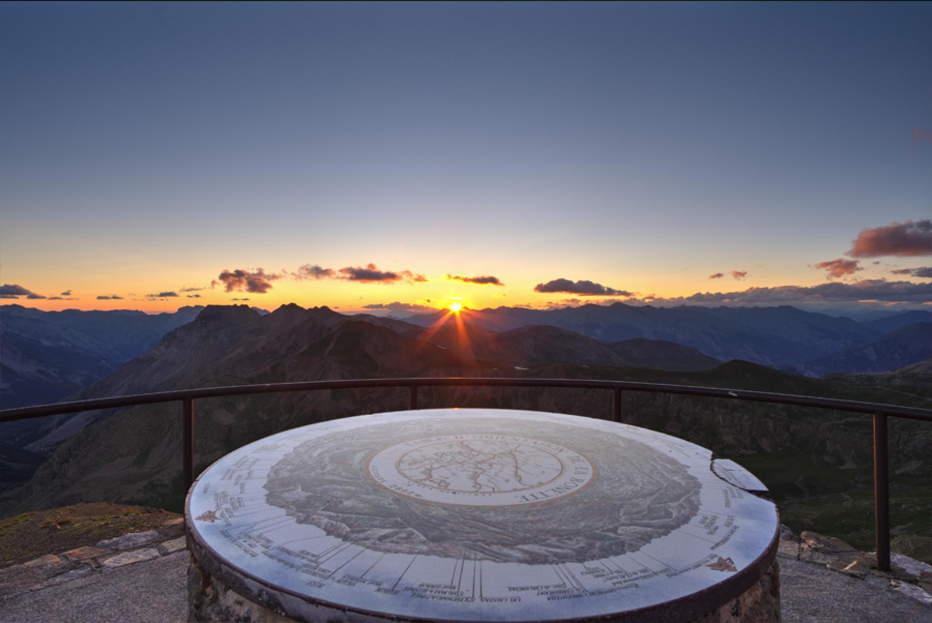 Panorama au coucher du soleil depuis la table d’orientation de la Cime de la Bonette dans la Vallée de l’Ubaye