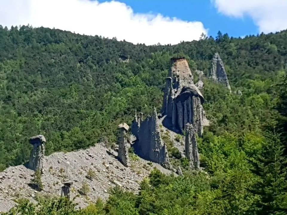 Formations rocheuses des Demoiselles coiffées près de Serre-Ponçon