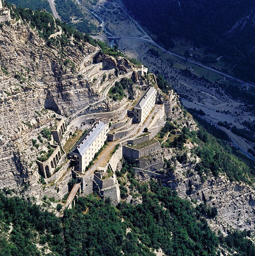 Vue aérienne du fort de Tournoux accroché à la montagne dans la Vallée de l’Ubaye