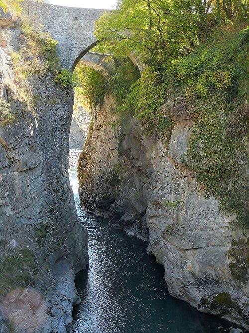 Les gorges du Lauzet et leur ancien pont de pierre au-dessus de l’Ubaye