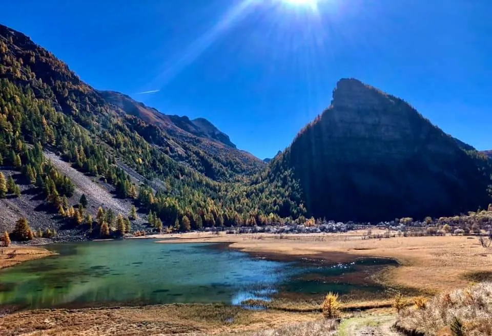 Le lac des Sagnes dominé par la Tour des Sagnes