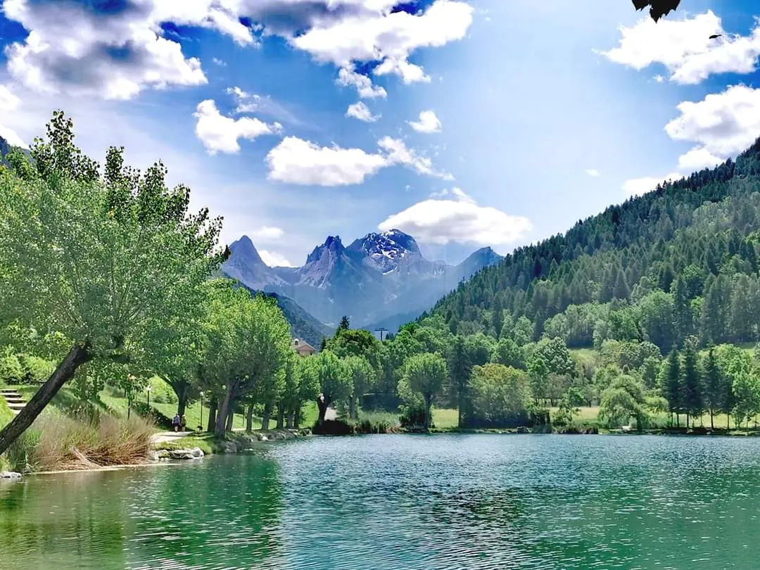 Lac du Lauzet face aux montagnes