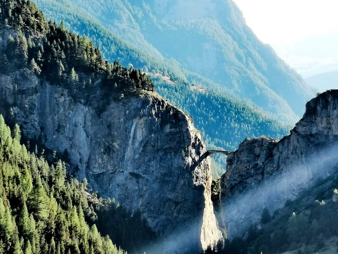 Vue panoramique du pont du Châtelet franchissant les gorges sur la route de Fouillouse dans la Vallée de l’Ubaye