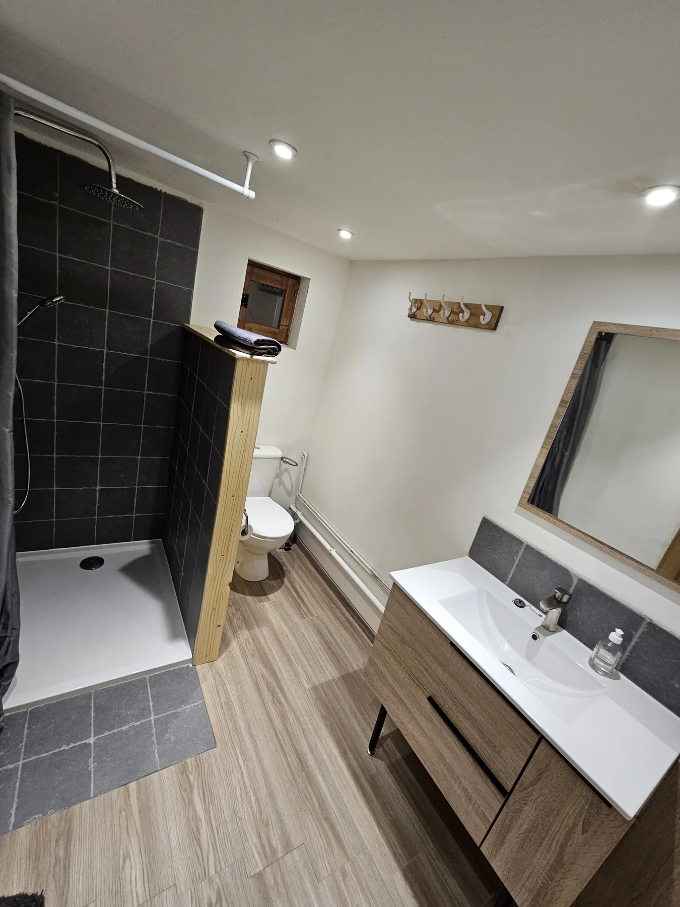 Salle de bain rénovée avec douche