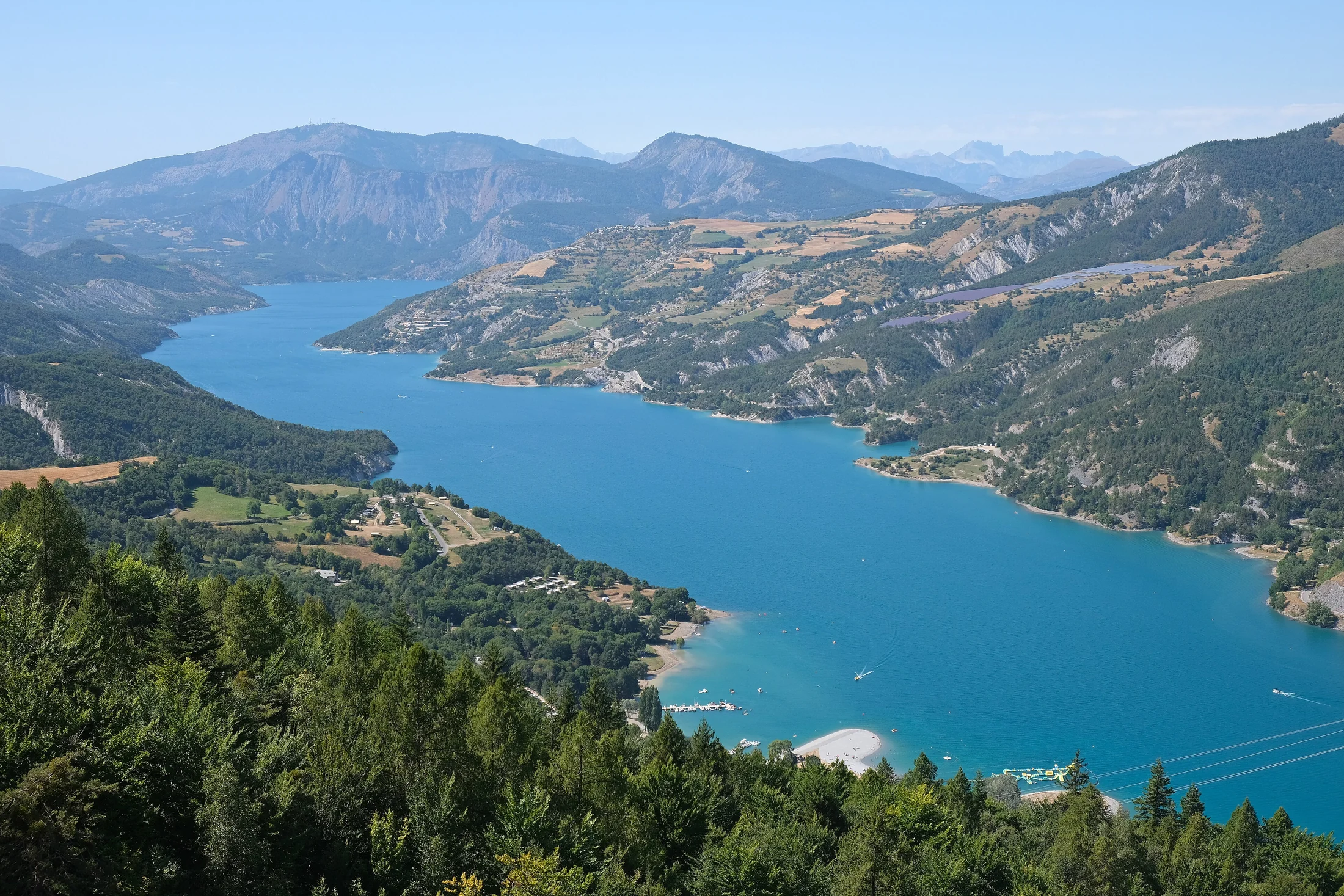 Panorama du lac de Serre-Ponçon et de ses montagnes depuis la D900