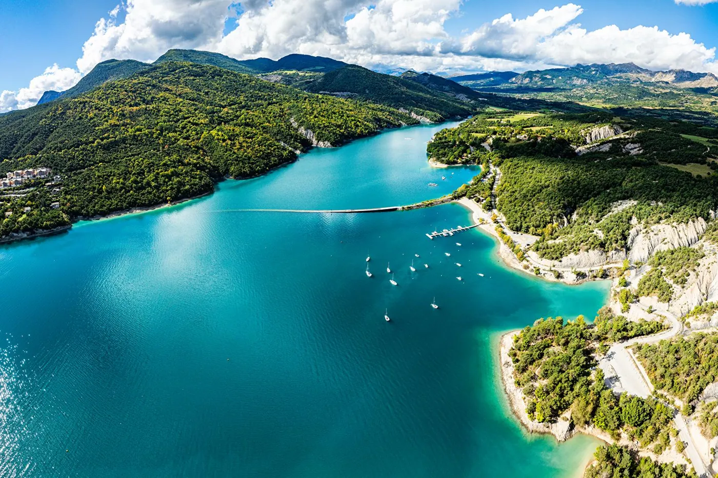 Vue aérienne du lac de Serre-Ponçon et de ses eaux turquoise